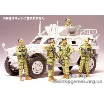 Экипаж японского бронеавтомобиля JGSDF